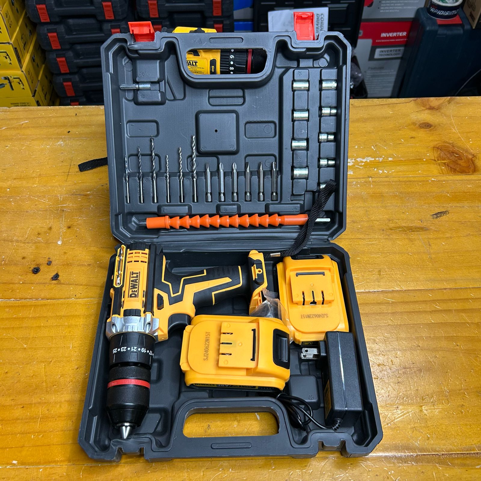 Taladro Inalámbrico DEWALT — 2 Baterías + Cargador + Kit de Accesorios